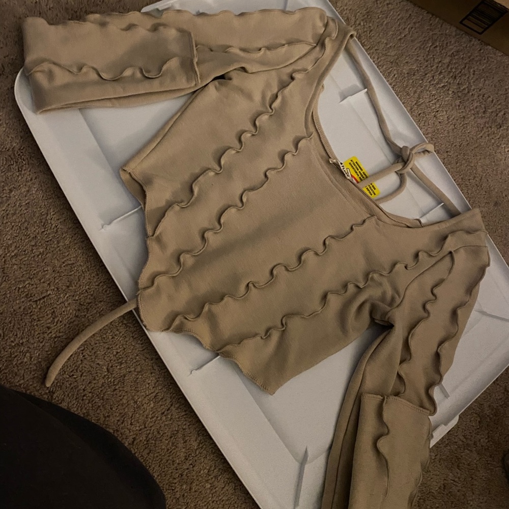small, forever 21, tan w ruffles long sleeve crop top